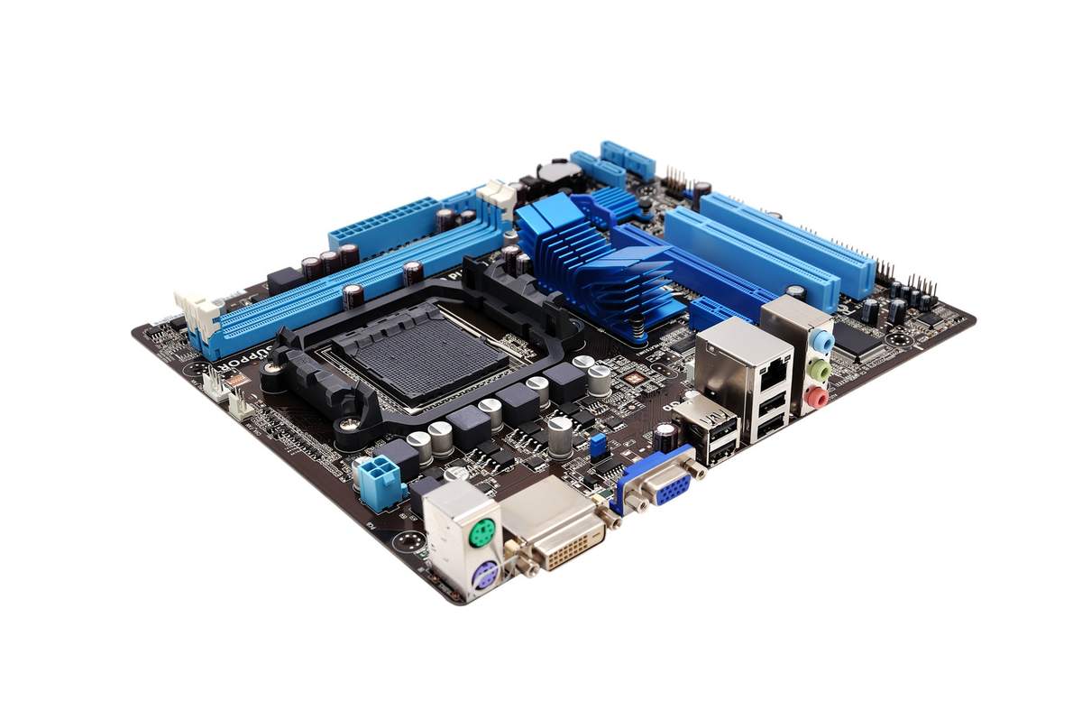 Carte mère d'ordinateur avec socket, emplacements PCIe et connecteurs visibles