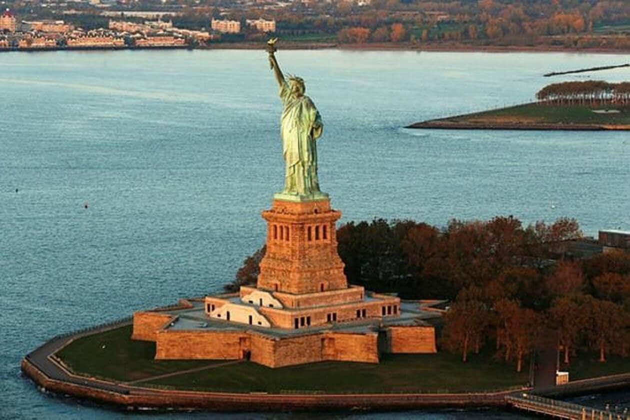 Statue de la Liberté sur Liberty Island, torche levée face à la baie de New York