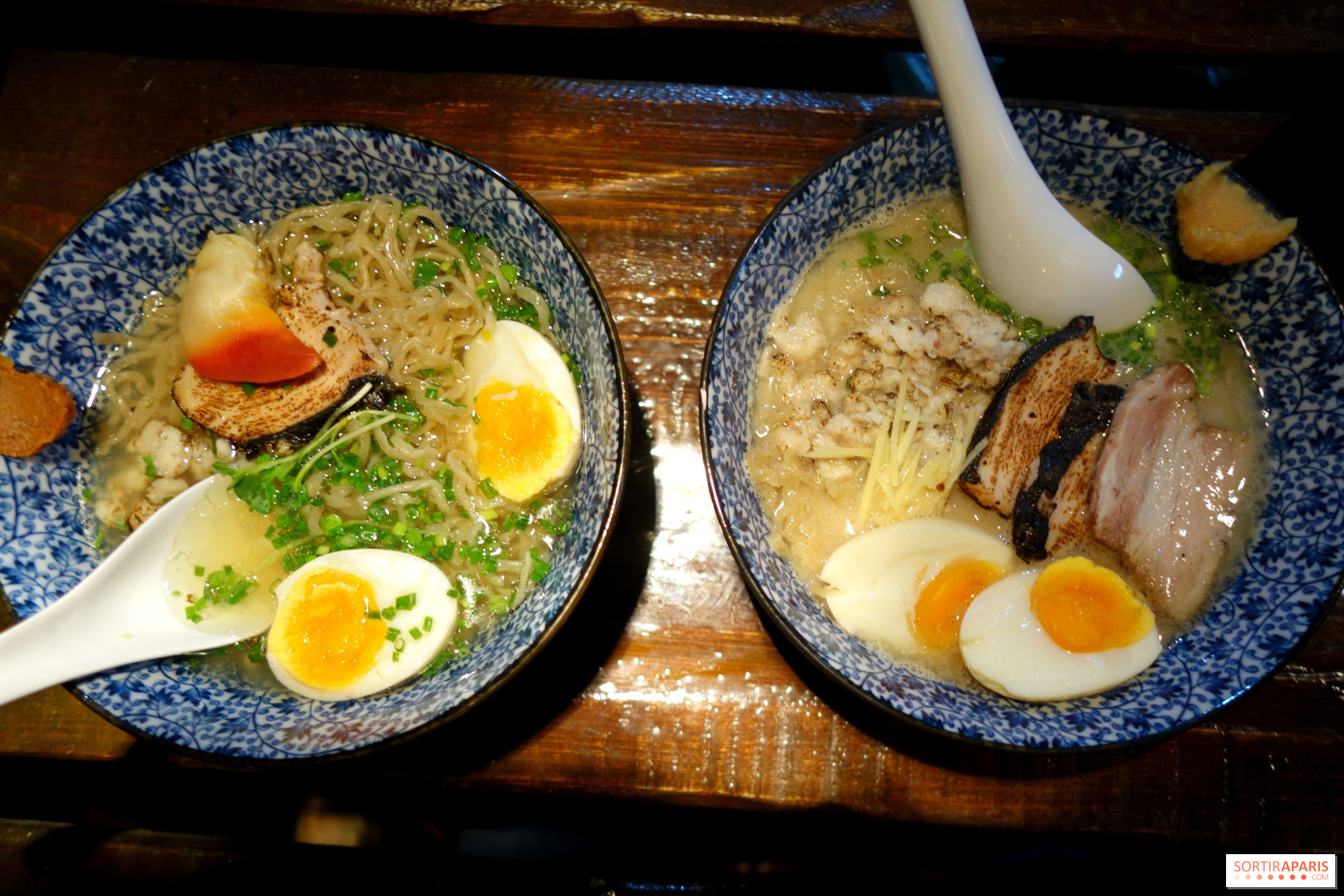 Bol de ramen avec nouilles et bouillon servi chez Kodawari Ramen à Paris