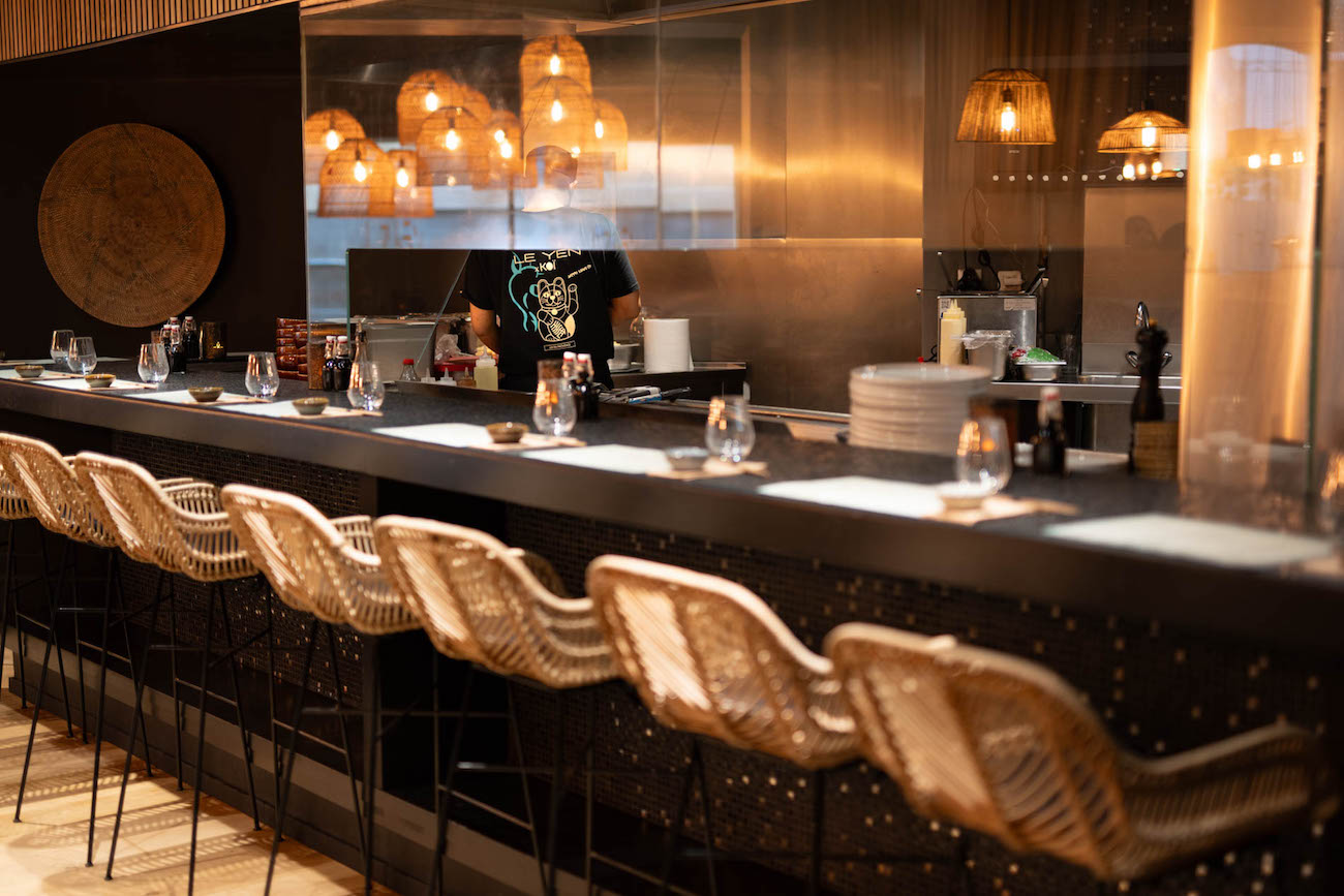 Table de restaurant asiatique dressée avec plusieurs plats à partager