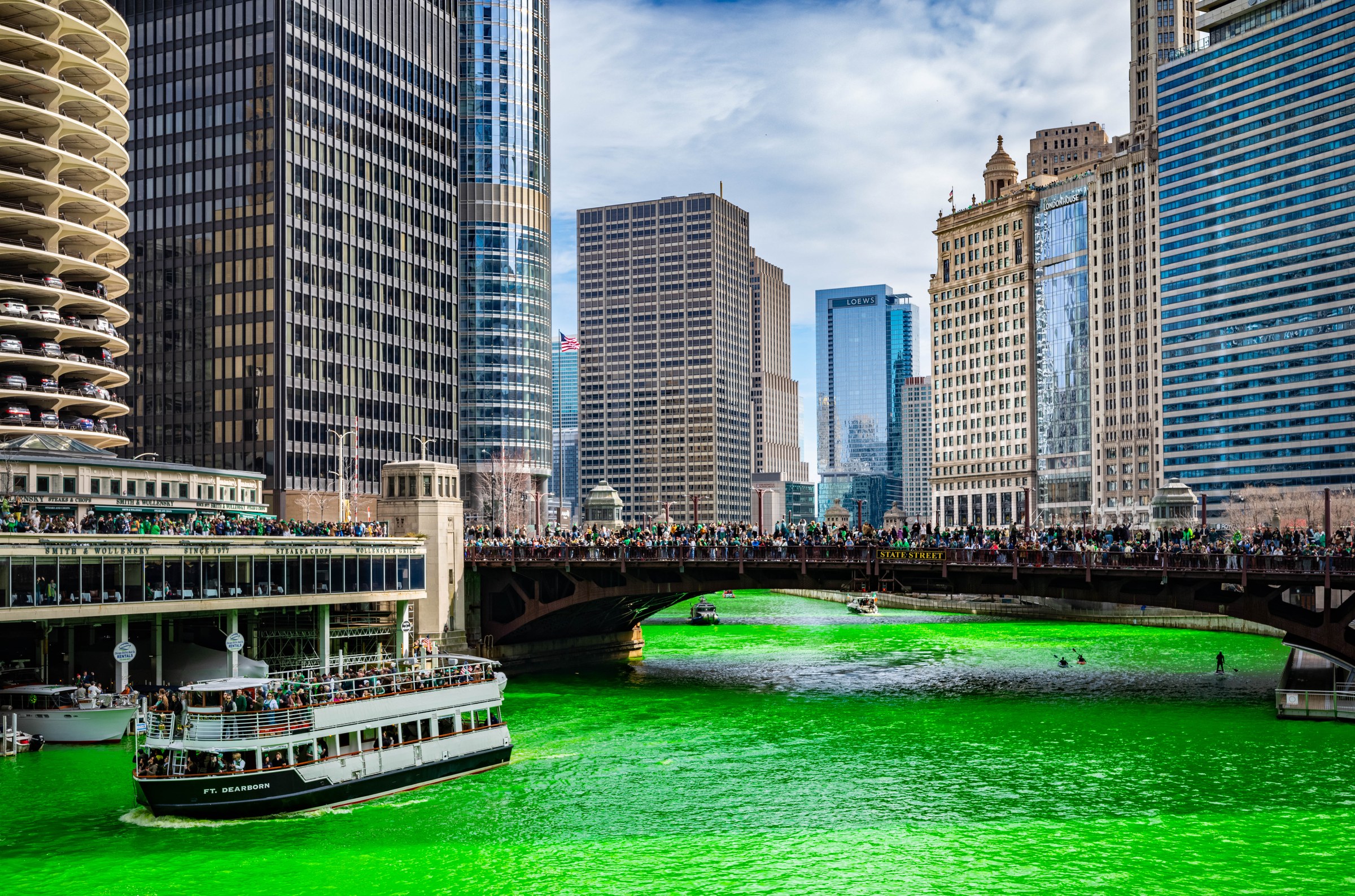 Ambiance de la Saint-Patrick 2026 avec un trèfle vert et une parade festive