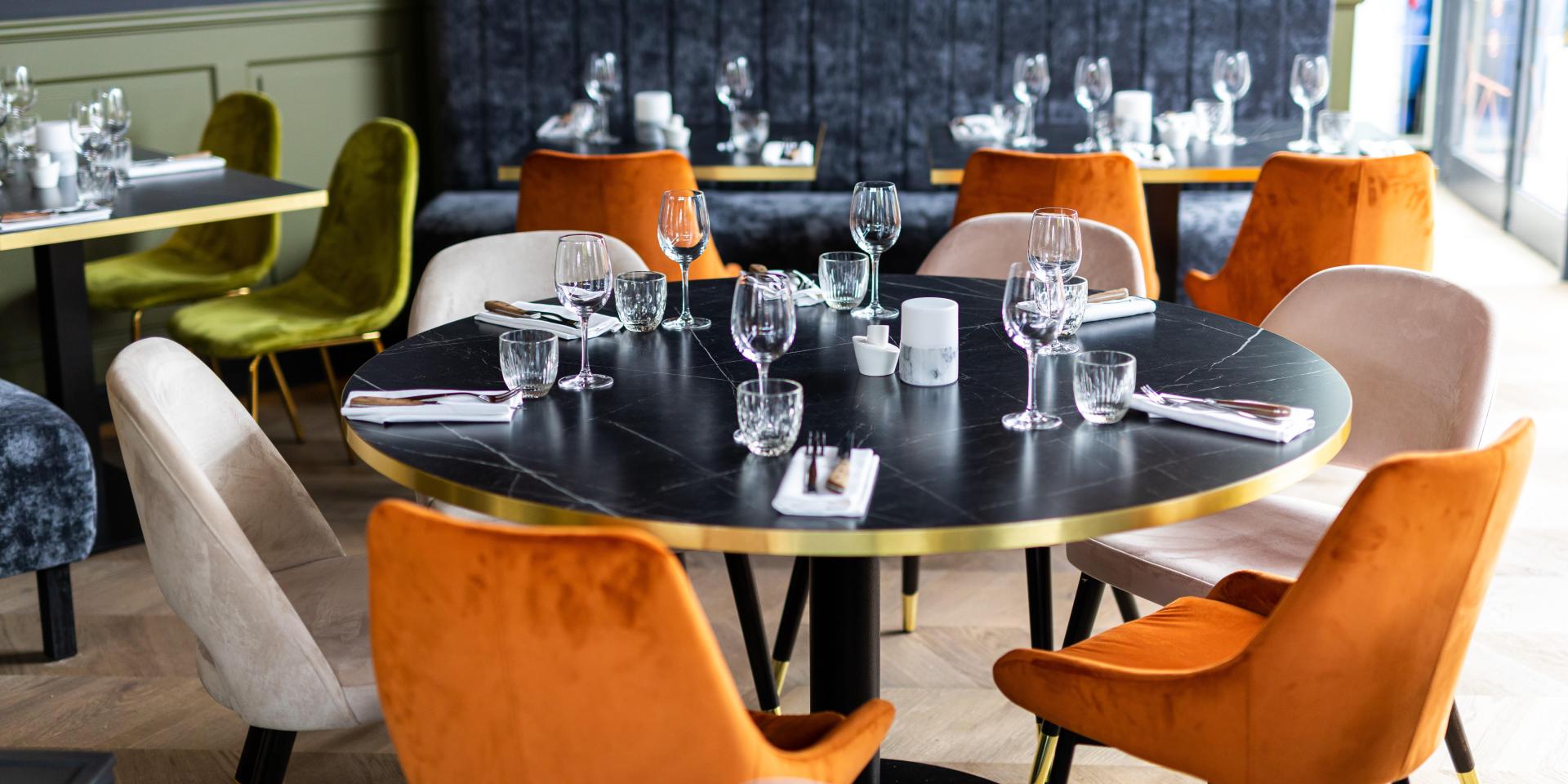 Table dressée dans un restaurant de Rouen avec assiettes et verres prêts pour le service