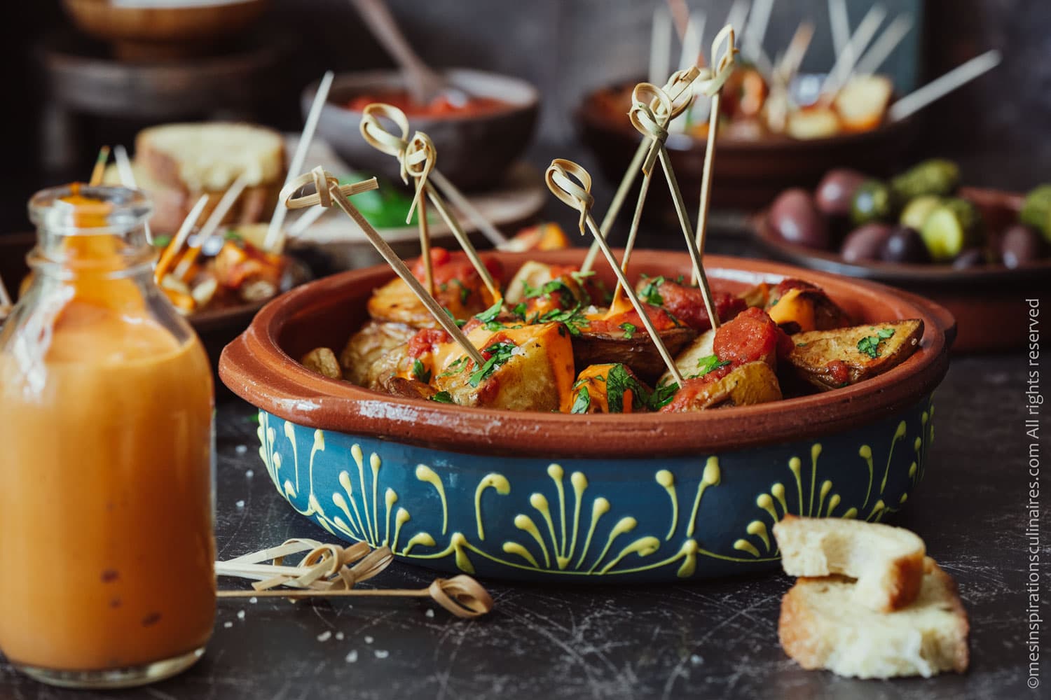 Assiette de patatas bravas croustillantes avec sauce bravas