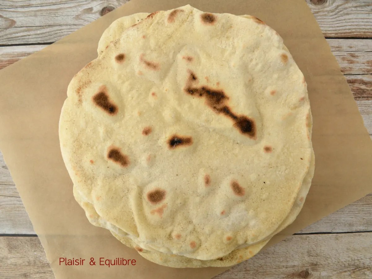 Pains libanais maison ronds, fins et légèrement dorés