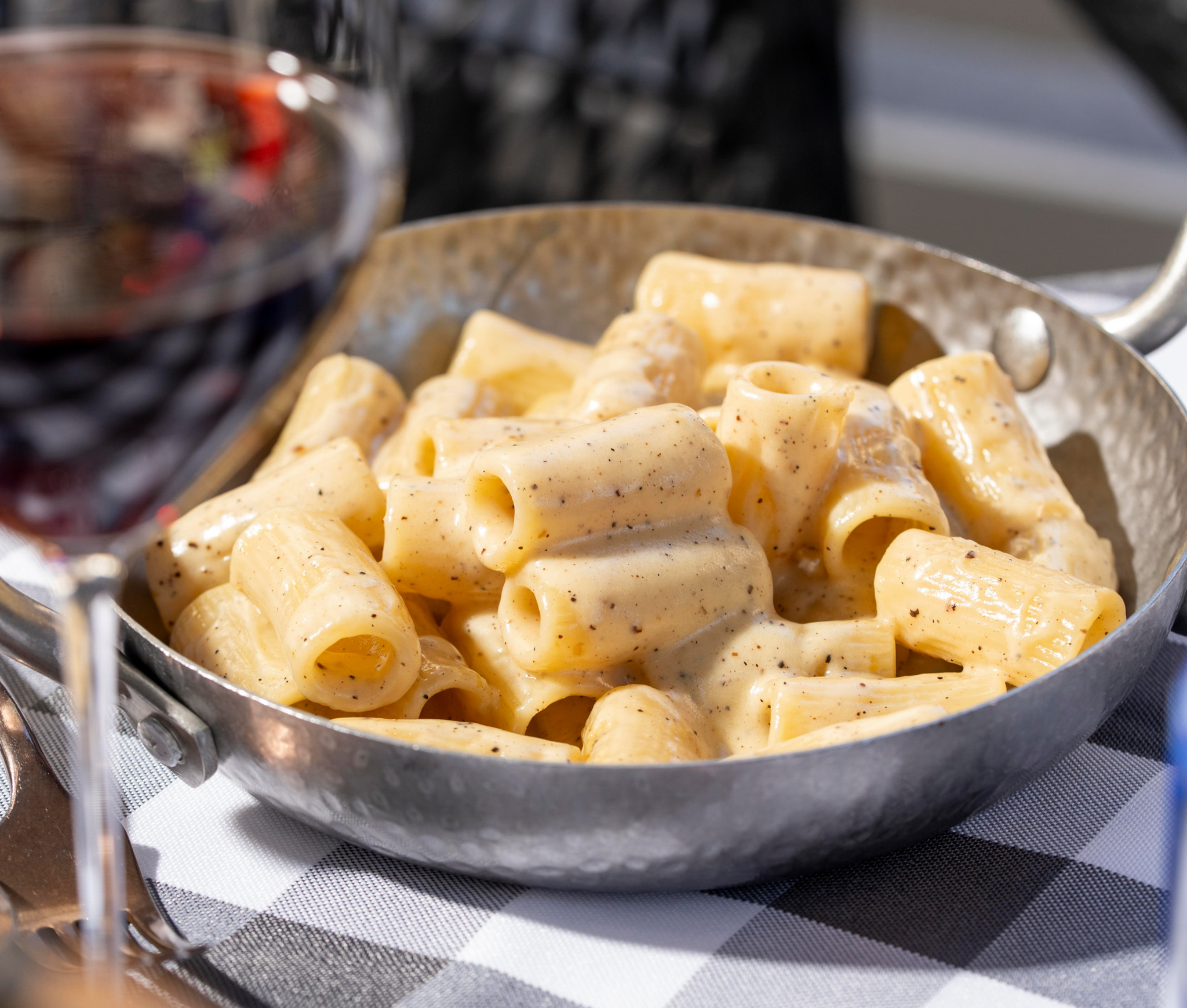 Assiette de spaghetti cacio e pepe au pecorino romano et poivre noir fraîchement moulu