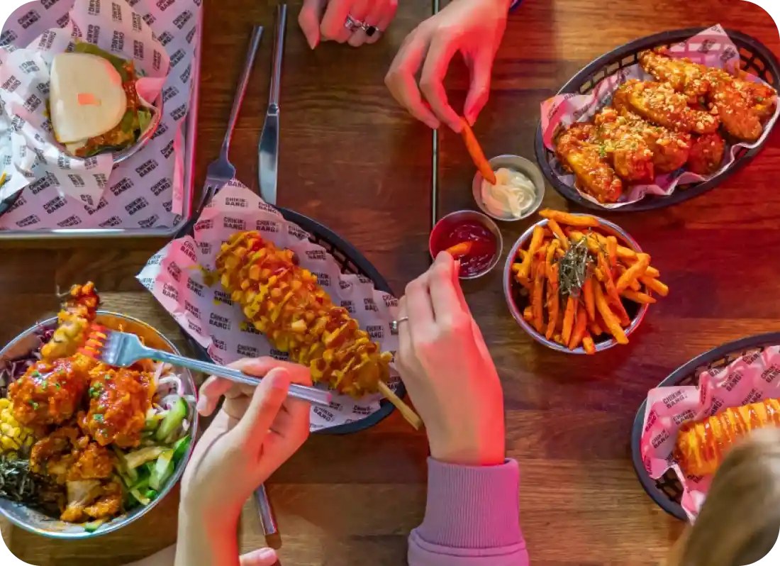 Poulet frit coréen croustillant et corndog servis chez Chikin Bang, restaurant de Korean street food à Cordeliers, Lyon