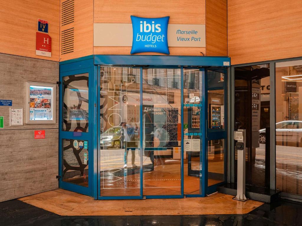 Façade de l'ancien Etap Hotel devenu ibis budget, rue Sainte à Marseille près du Vieux-Port