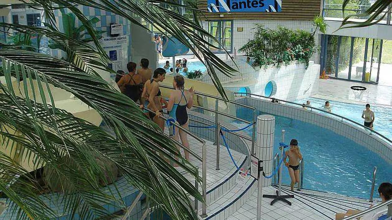 Bassin intérieur de la piscine Jules Verne à Nantes avec ses couloirs de nage