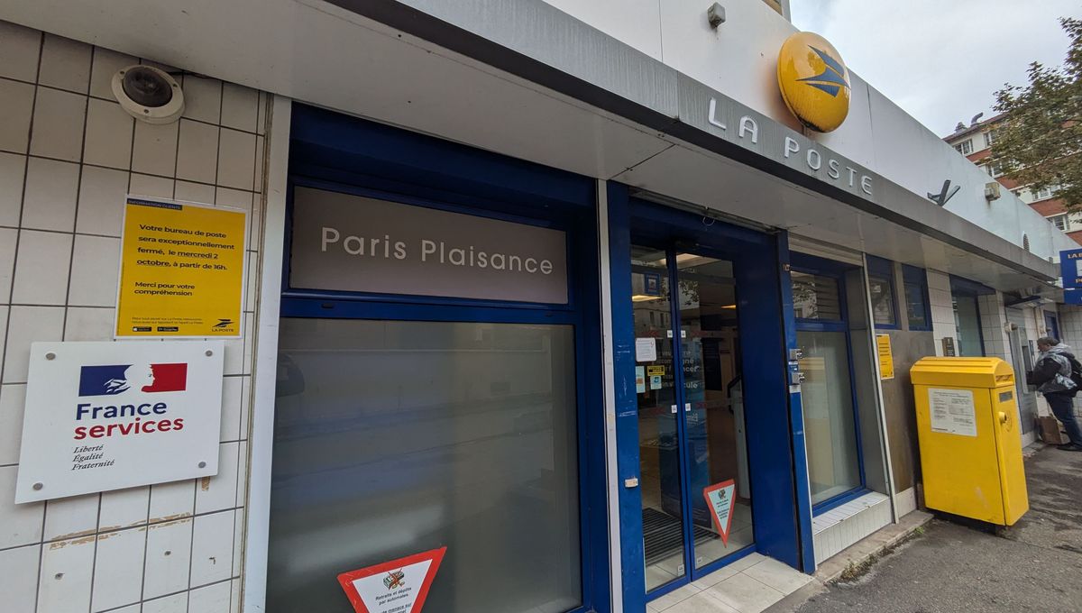 Vitrine d'un magasin Maisons du Monde à Paris avec présentation de décoration et de mobilier