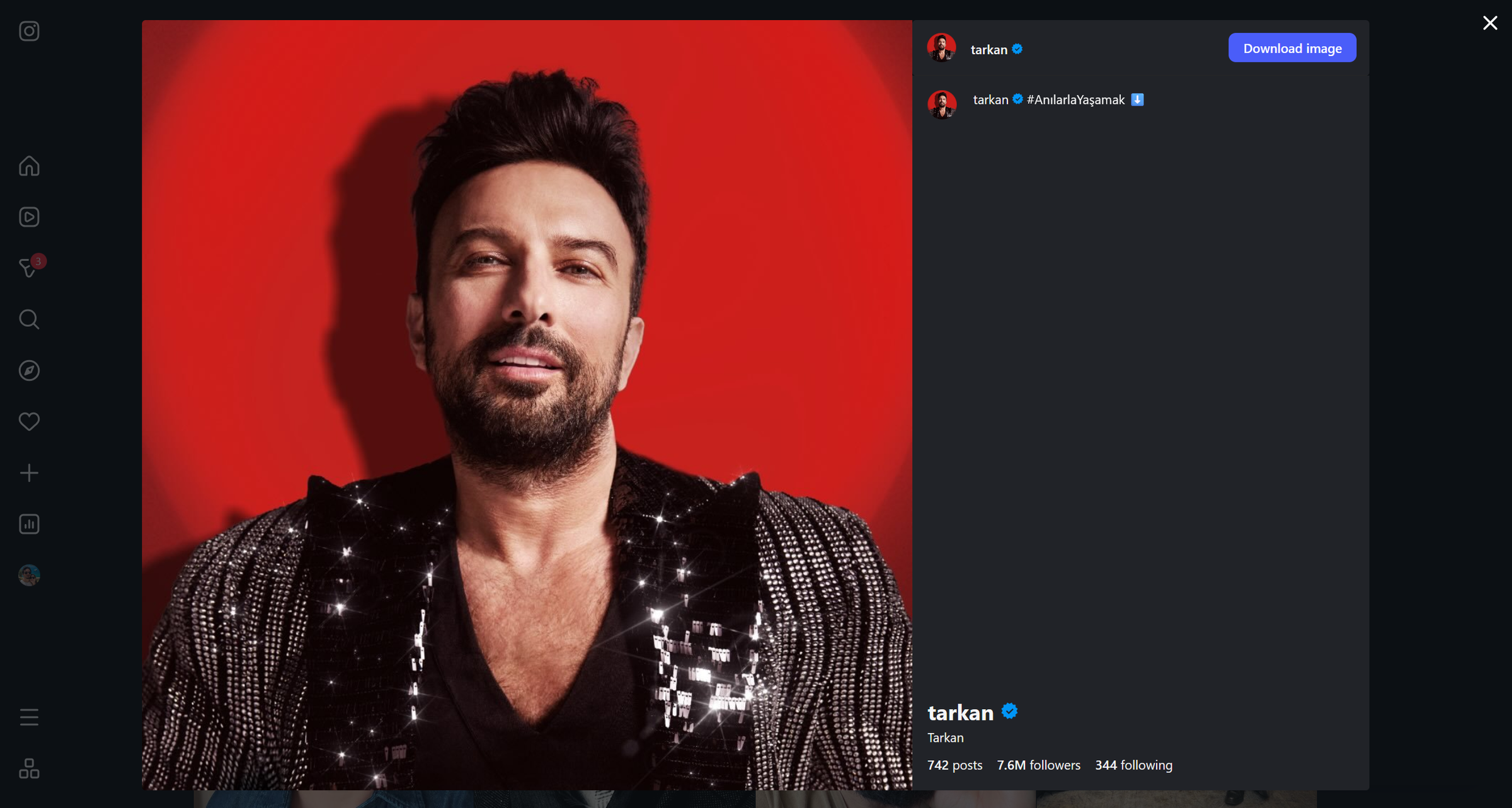 Smartphone affichant une photo de profil Instagram agrandie au centre de l'écran